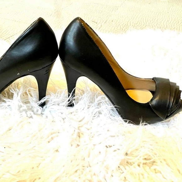 Le Chateau Black Peep-Toe Pumps - Picture 2 of 3